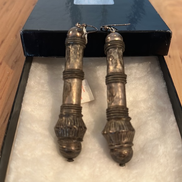 NWT Saks Fifth Avenue Hollow Distressed Fish Hook Earrings - Picture 4 of 5